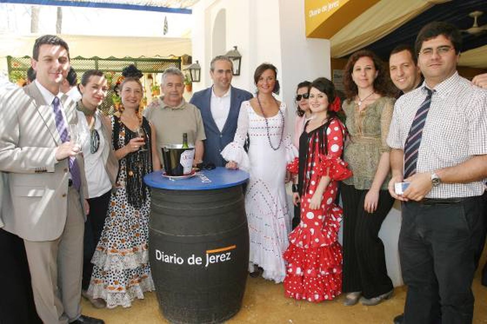 Miguel Berraquero posa junto a Marta Díaz de Celis, comercial del Diario, Alfonso Rodríguez y el equipo de Alfonso Catering.

Foto: Vanesa Lobo