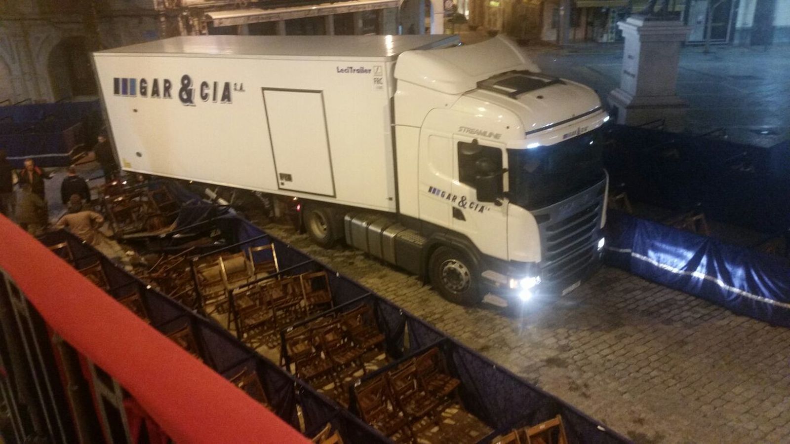 Imagen del camión tras arrollar los palcos de la plaza de las Monjas.
