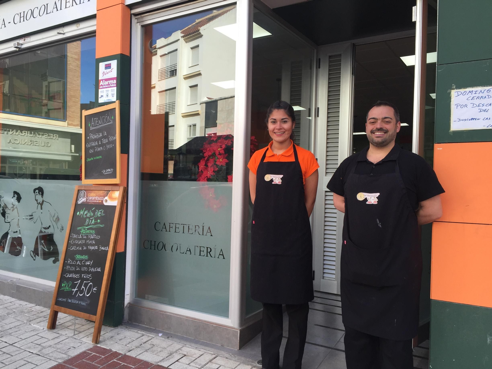 Dos de los camareros a la entrada del bar.