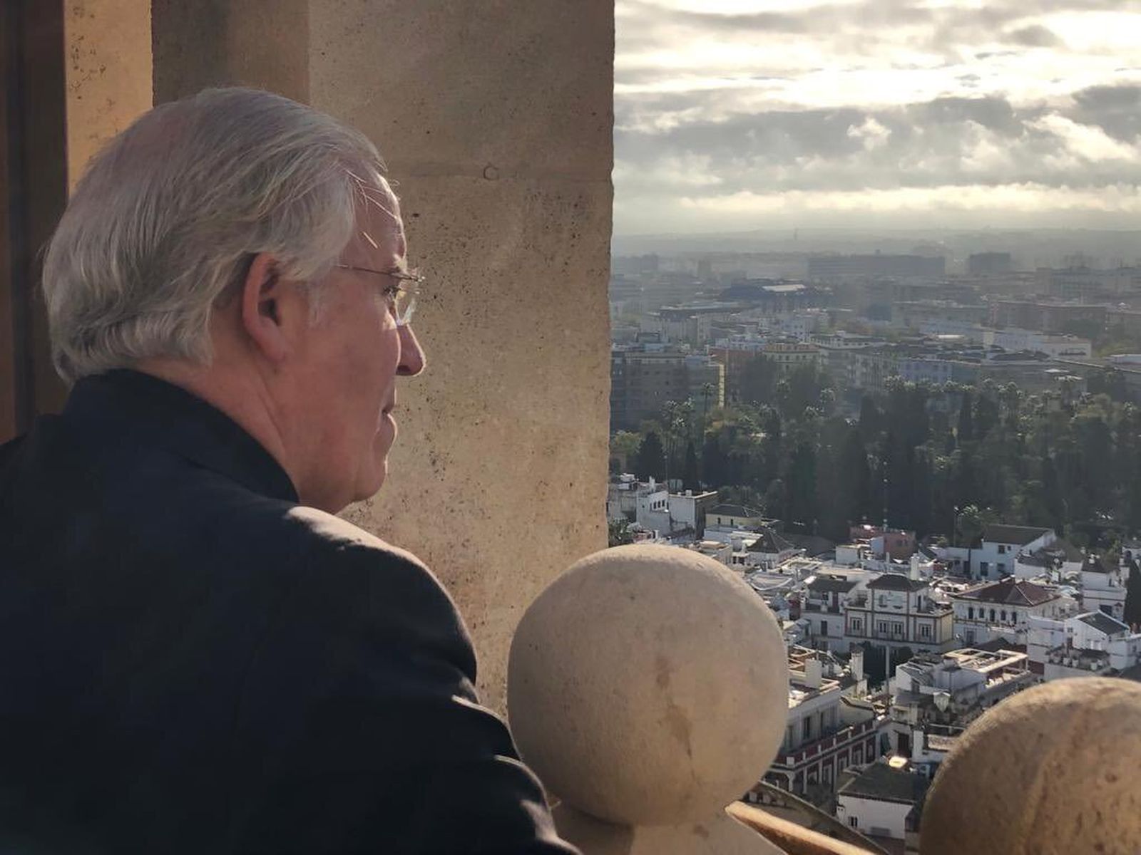 El arzobispo de Sevilla disfruta de las vistas de Sevilla desde la Giralda.