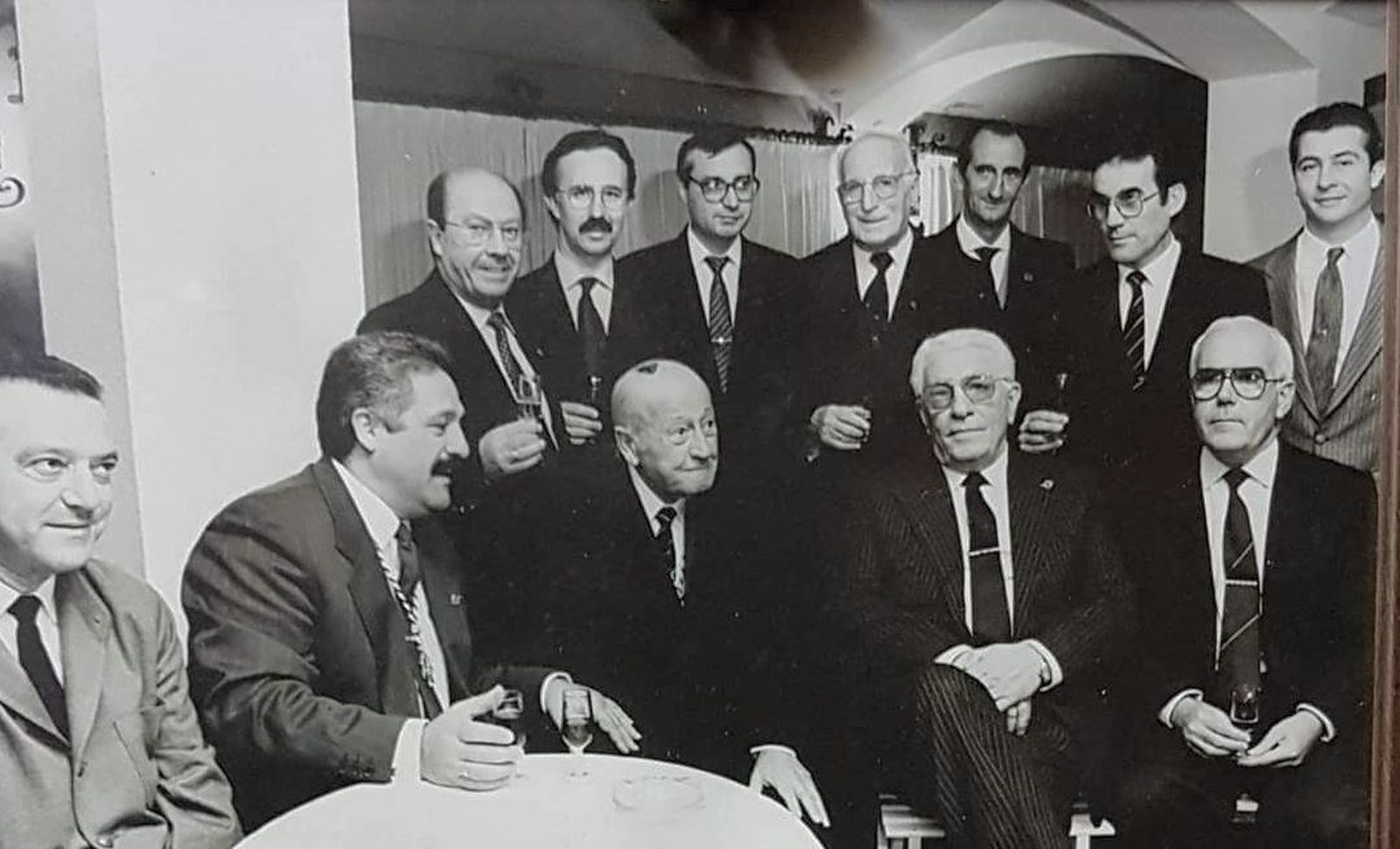 Luis Galván, primero por la derecha sentado, en una reunión de cofrades de la Coronación.