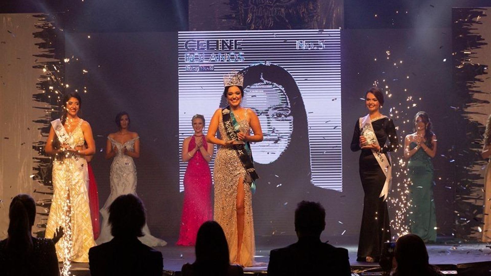 Celine Bolaños, con la corona junto al resto de aspirantes