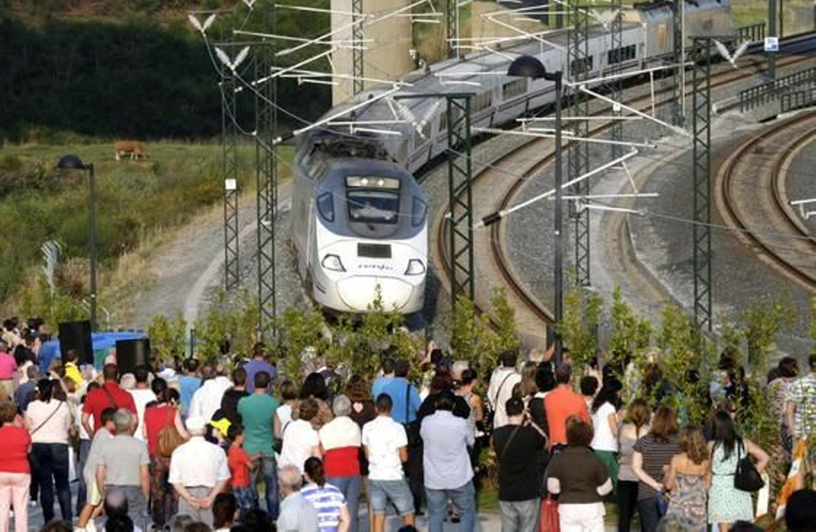 Homenajes y ofrendas florales en el lugar del accidente.  Foto: EFE