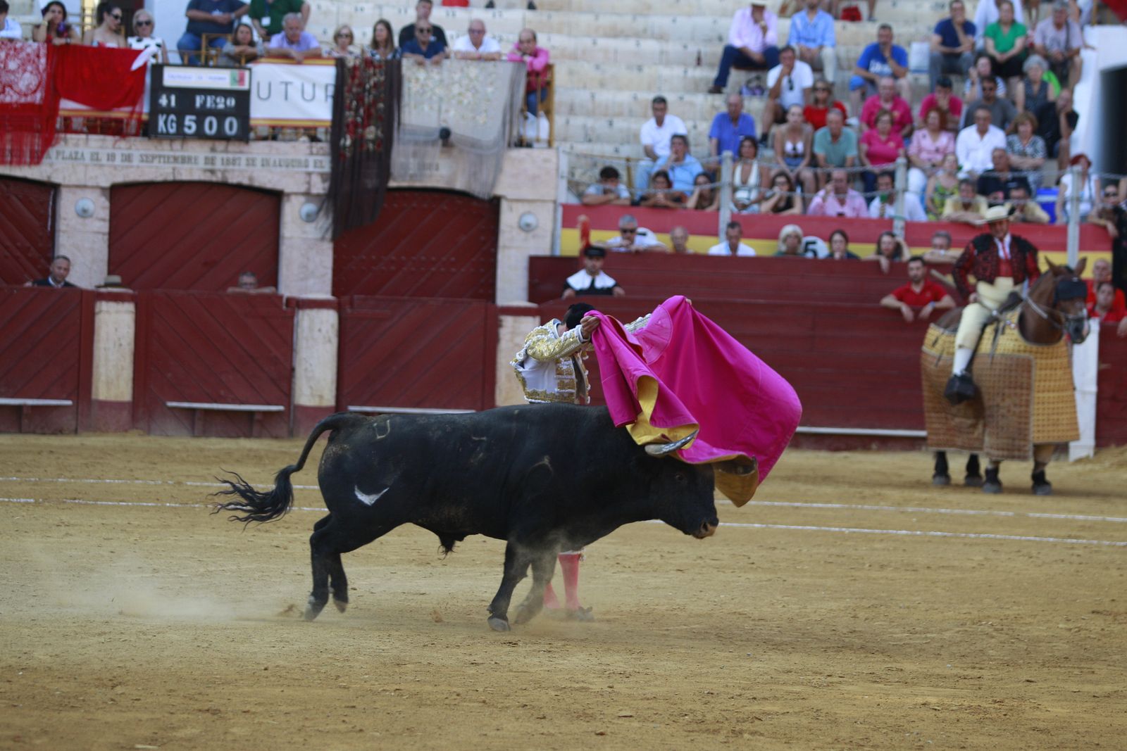 Imágenes de la corrida de toros del jueves en la Feria de Almería 2024