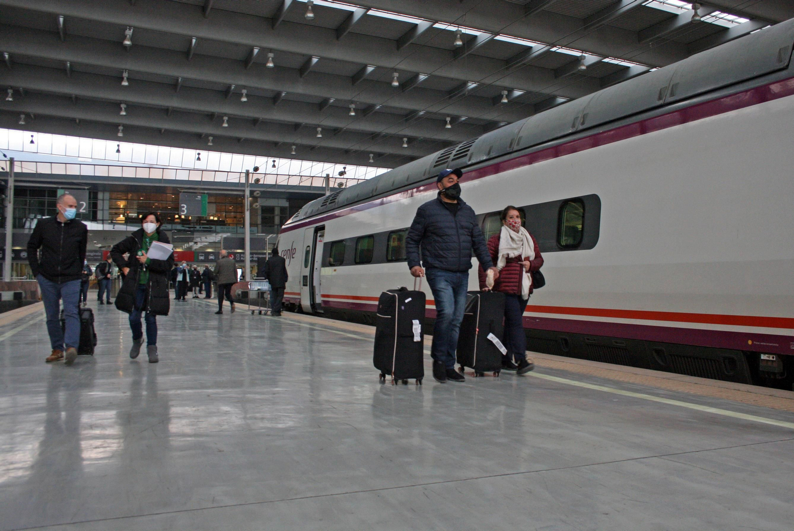 El primer viaje del AVE entre Málaga y Granada, en imágenes