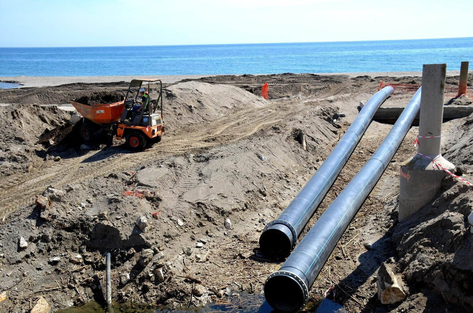 Obras de saneamiento integral en el Parque Fluvial de Fuengirola.