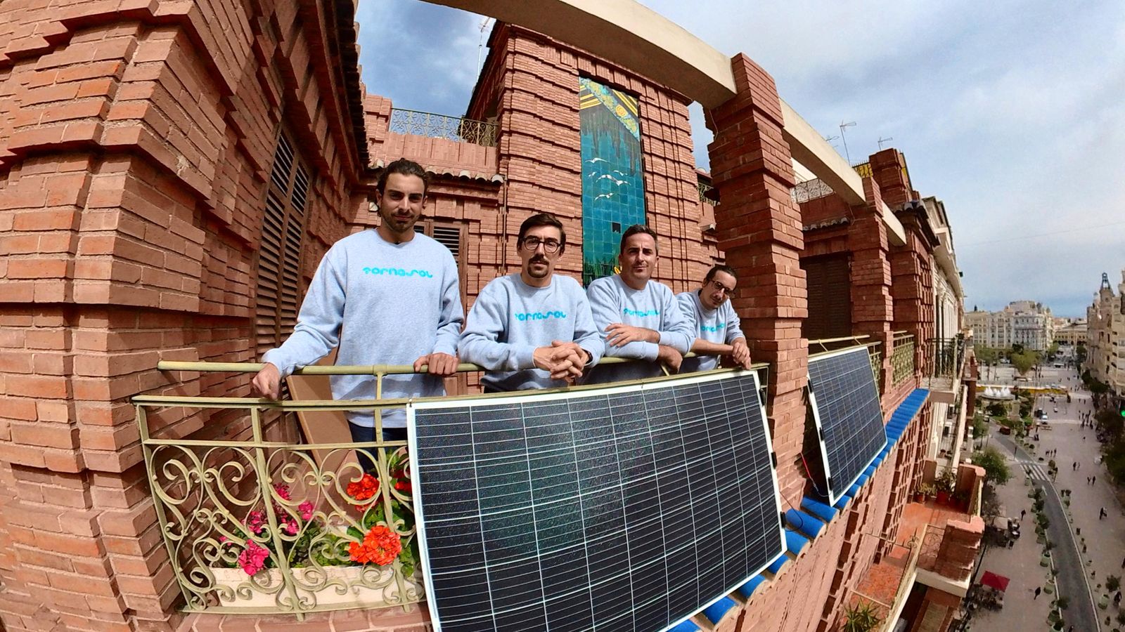 Equipo de Tornasol Energy con paneles instalados en un balcón.