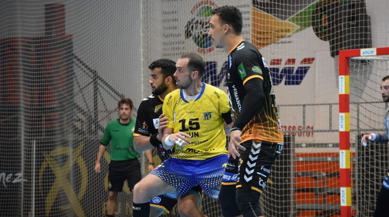 Joao da Silva y Marcio da Silva defienden a Iker Serrano, del Bidasoa Irún.