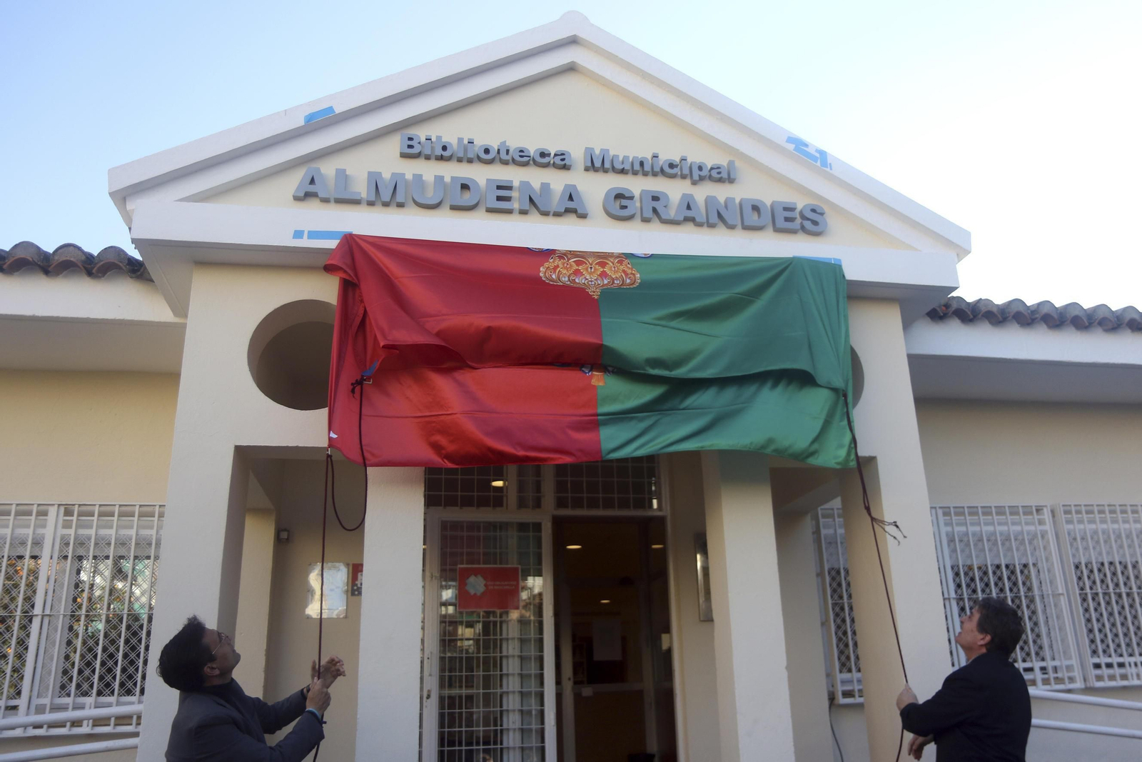 Almudena Grandes da nombre a la biblioteca del Zaidín. Almudena Grandes da nombre a la biblioteca del Zaidín.