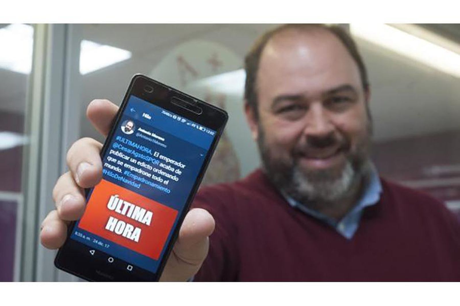 Antonio Moreno muestra uno de los tuits.