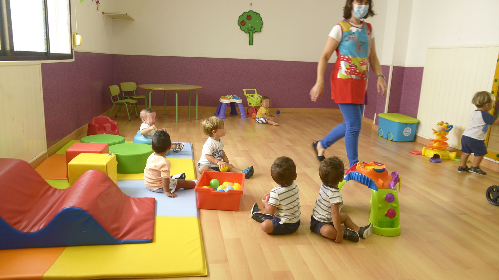Niños menores de dos años juegan en el interior de una escuela infantil.