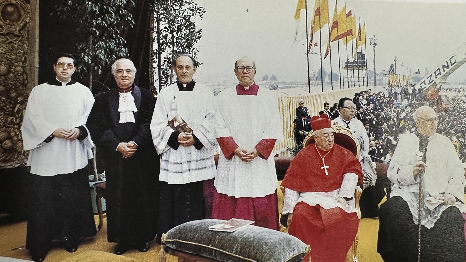 Bueno Monreal, sentado, para la eucaristía.