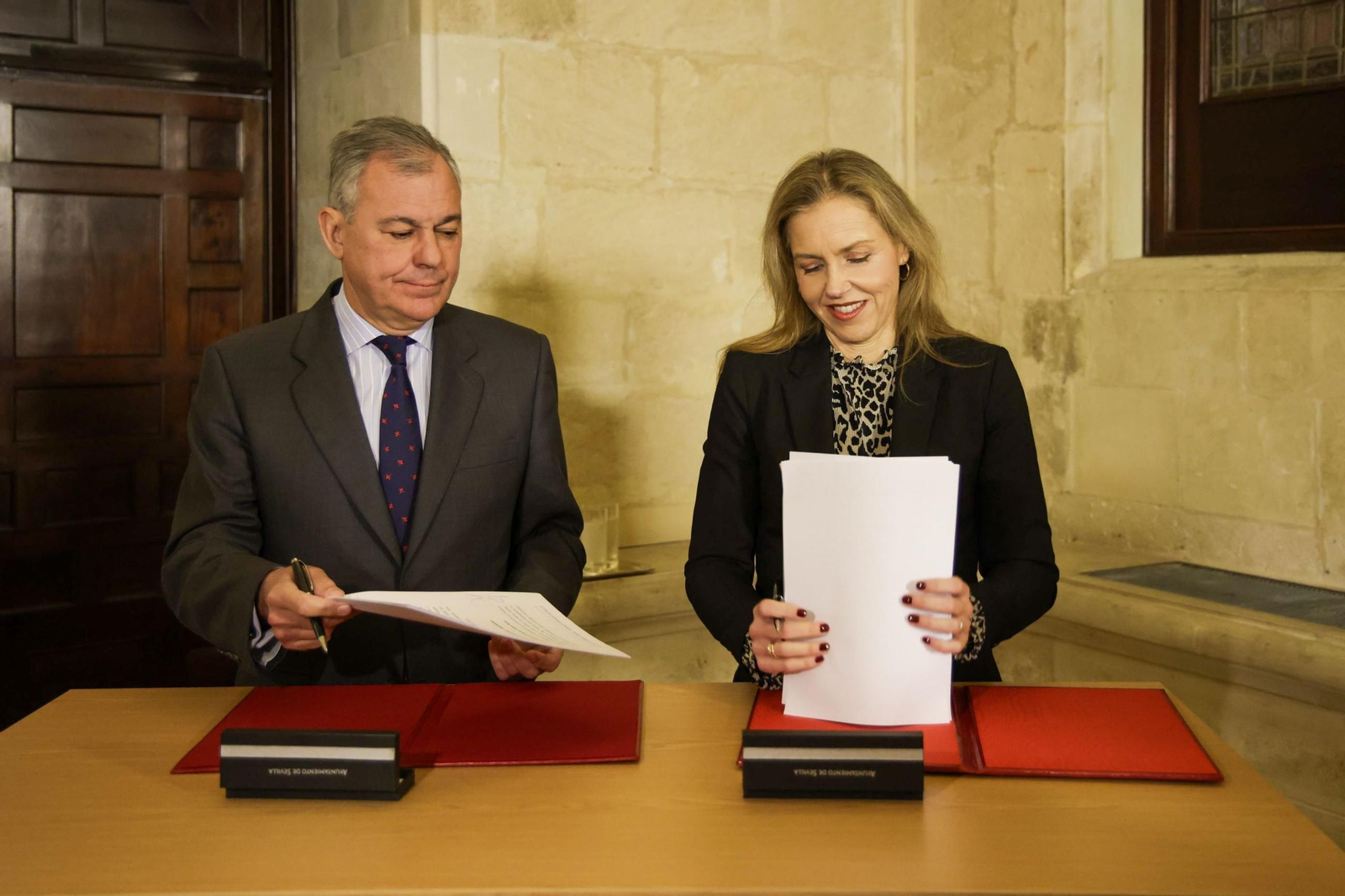 José Luis Sanz y Cristina Peláez, portavoz de Vox, en la firma de acuerdo de los Presupuestos de 2025.