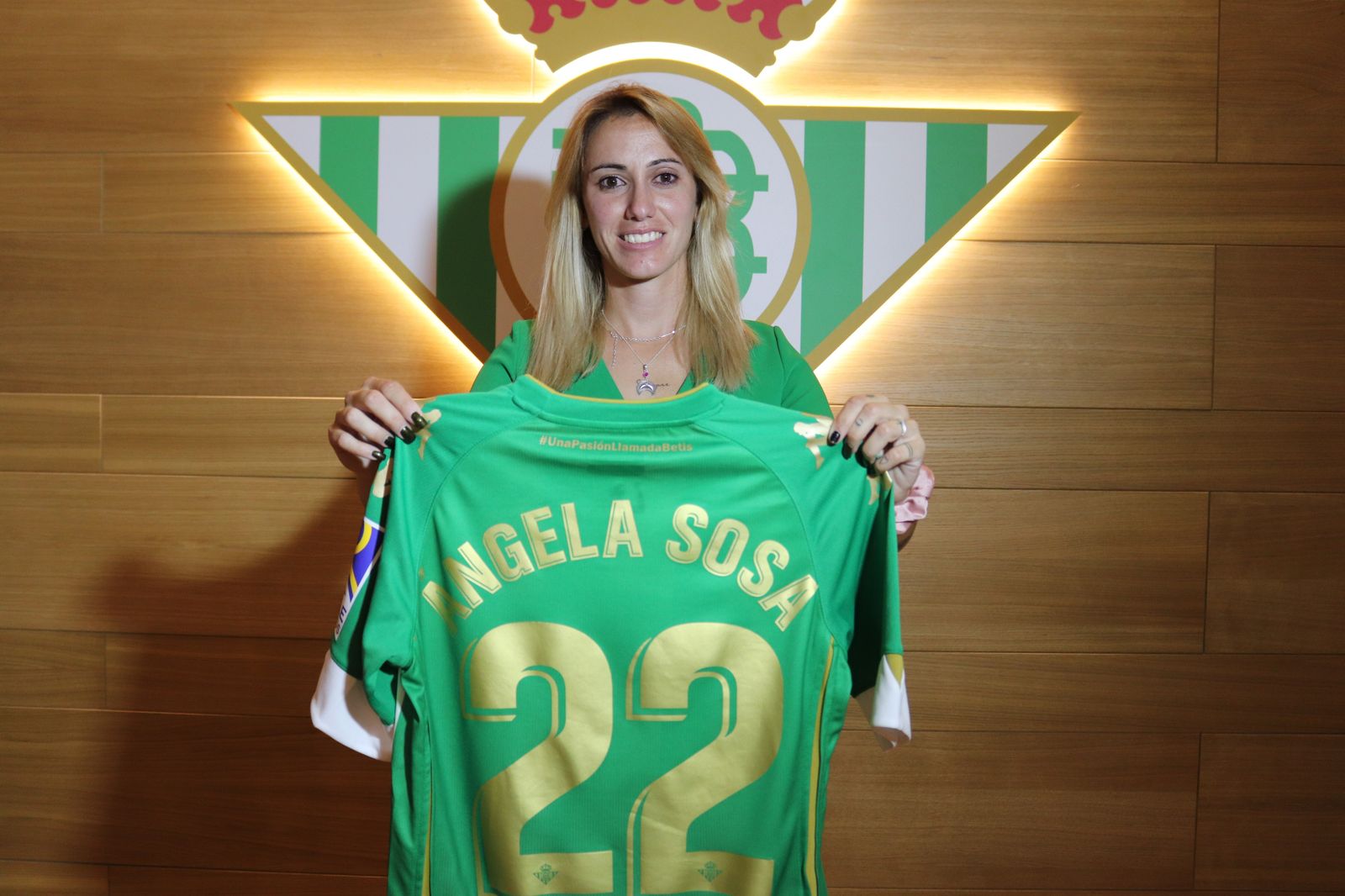 Ángela Sosa posa con la camiseta del Betis.