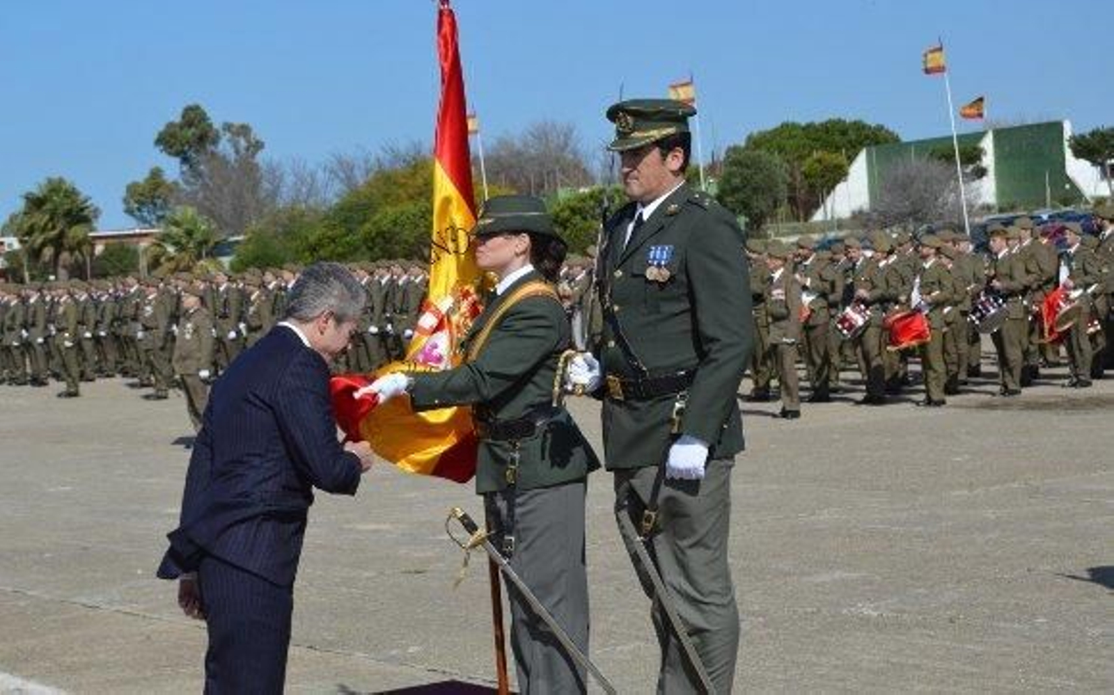 El marqués de Varela, jurando la bandera de España en  Camposoto.

Foto: Ignacio Casas de Ciria