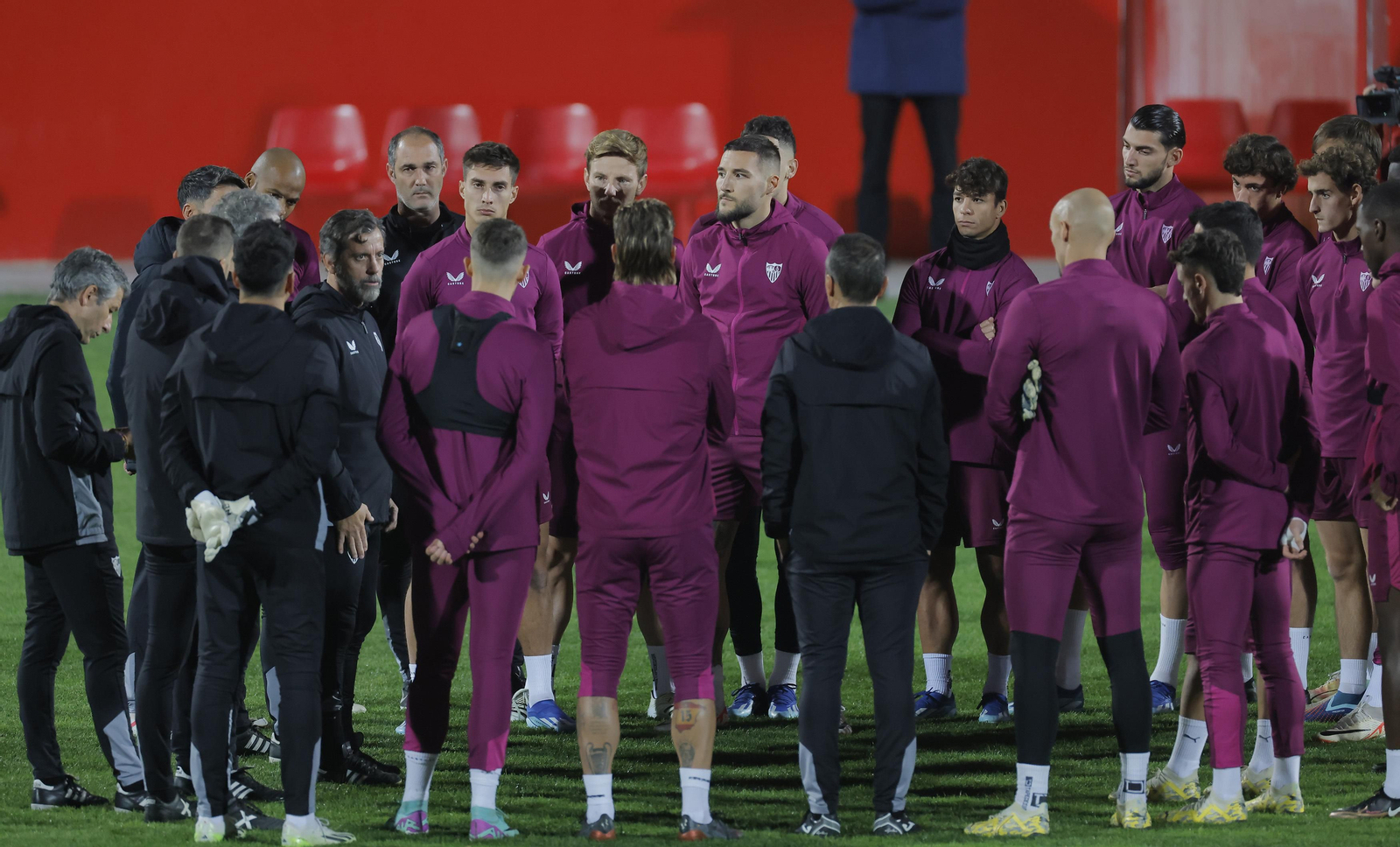 Quique Sánchez Flores se dirige a la plantilla en su primer entrenamiento, este lunes.