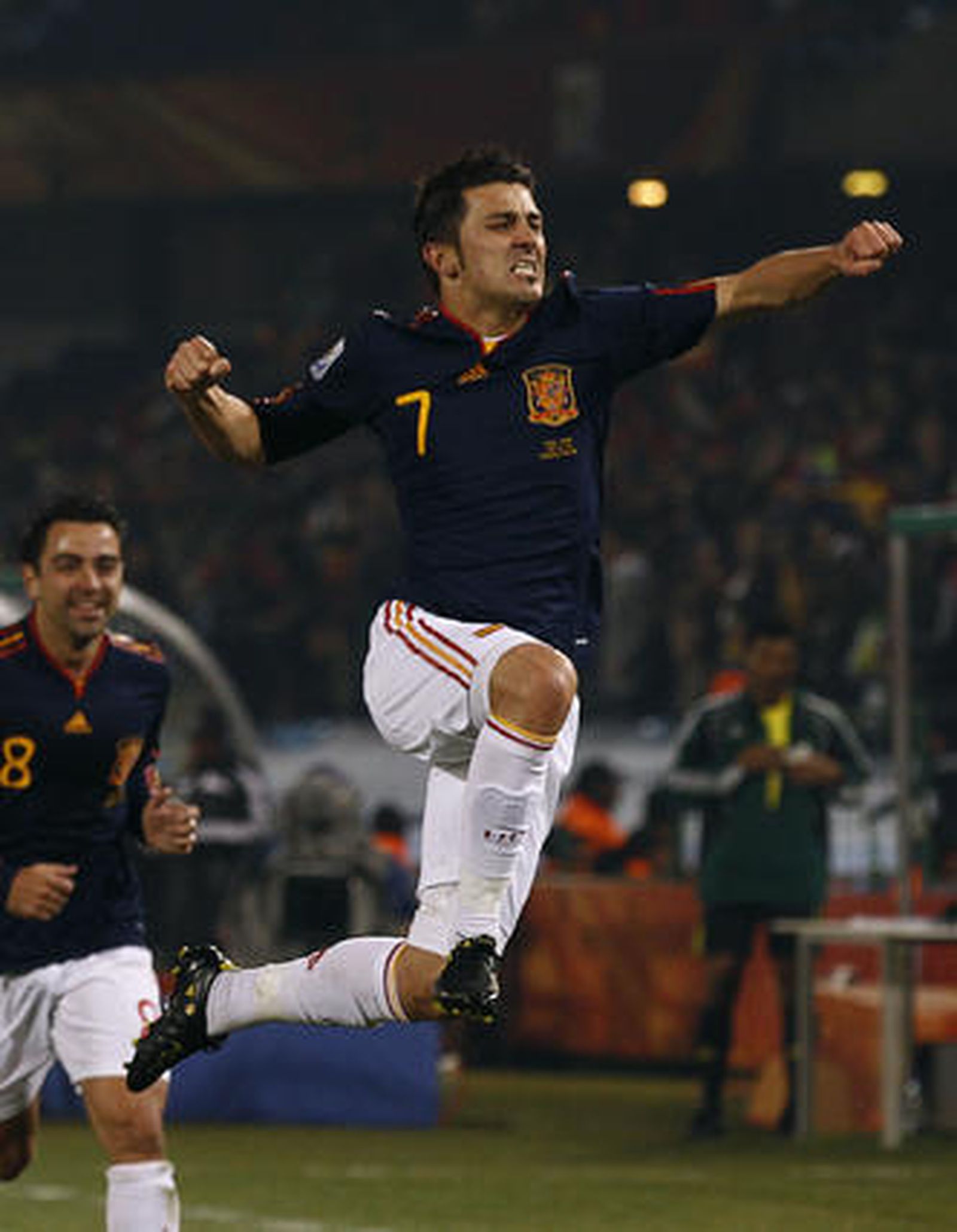 El delantero aprovechó una salida del guardameta chileno. / Reportaje gráfico: EFE, Reuters, AFP.