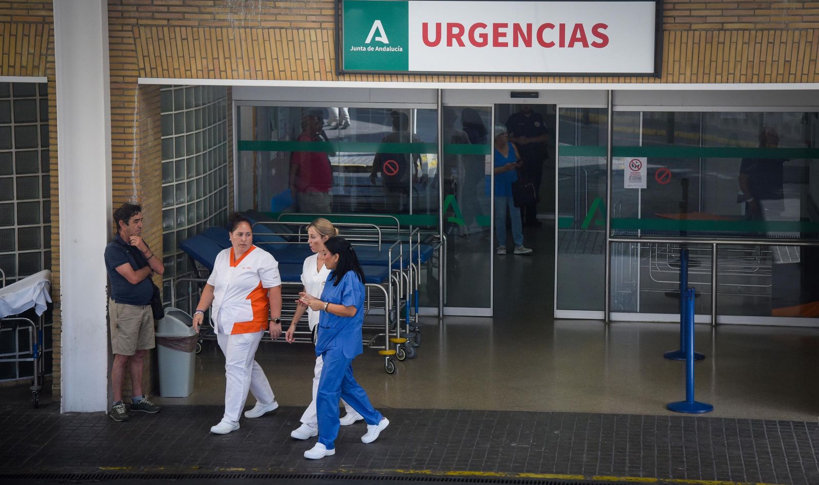 Personal sanitario en los accesos a las Urgencias del Hospital Virgen del Rocío.