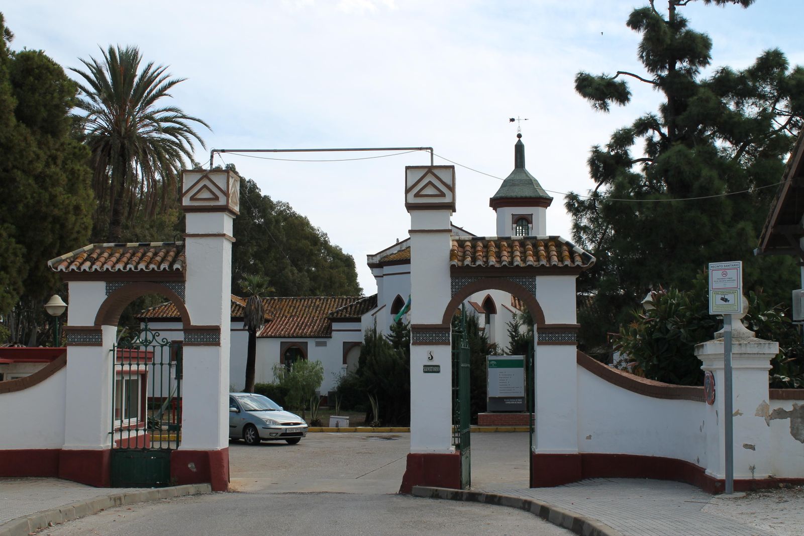 Entrada del Hospital Marítimo de Torremolinos.