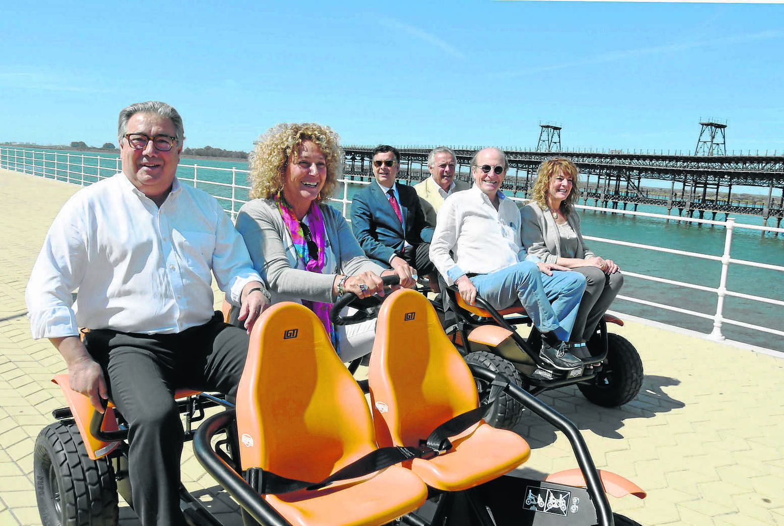 Juan Ignacio Zoido, Pilar Marín, Pedro Rodríguez, Pilar Miranda, Adolfo Morales y Paco Millán, en cuatriciclos por el Paseo de la Ría.