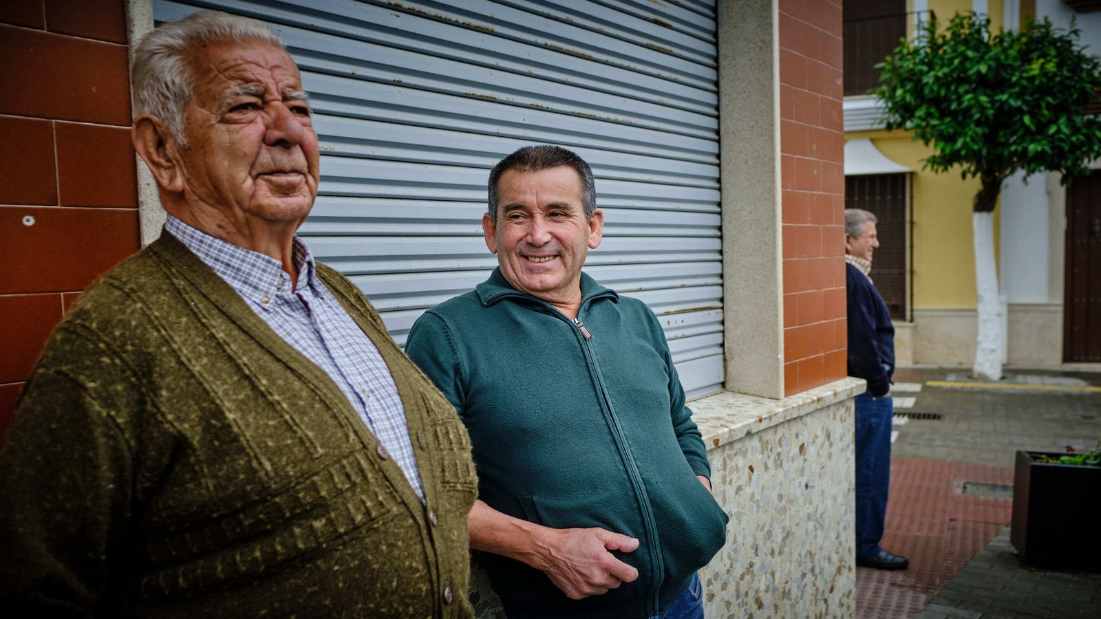 Dos vecinos de Puerto Serrano conversando en la plaza del Ayuntamiento.
