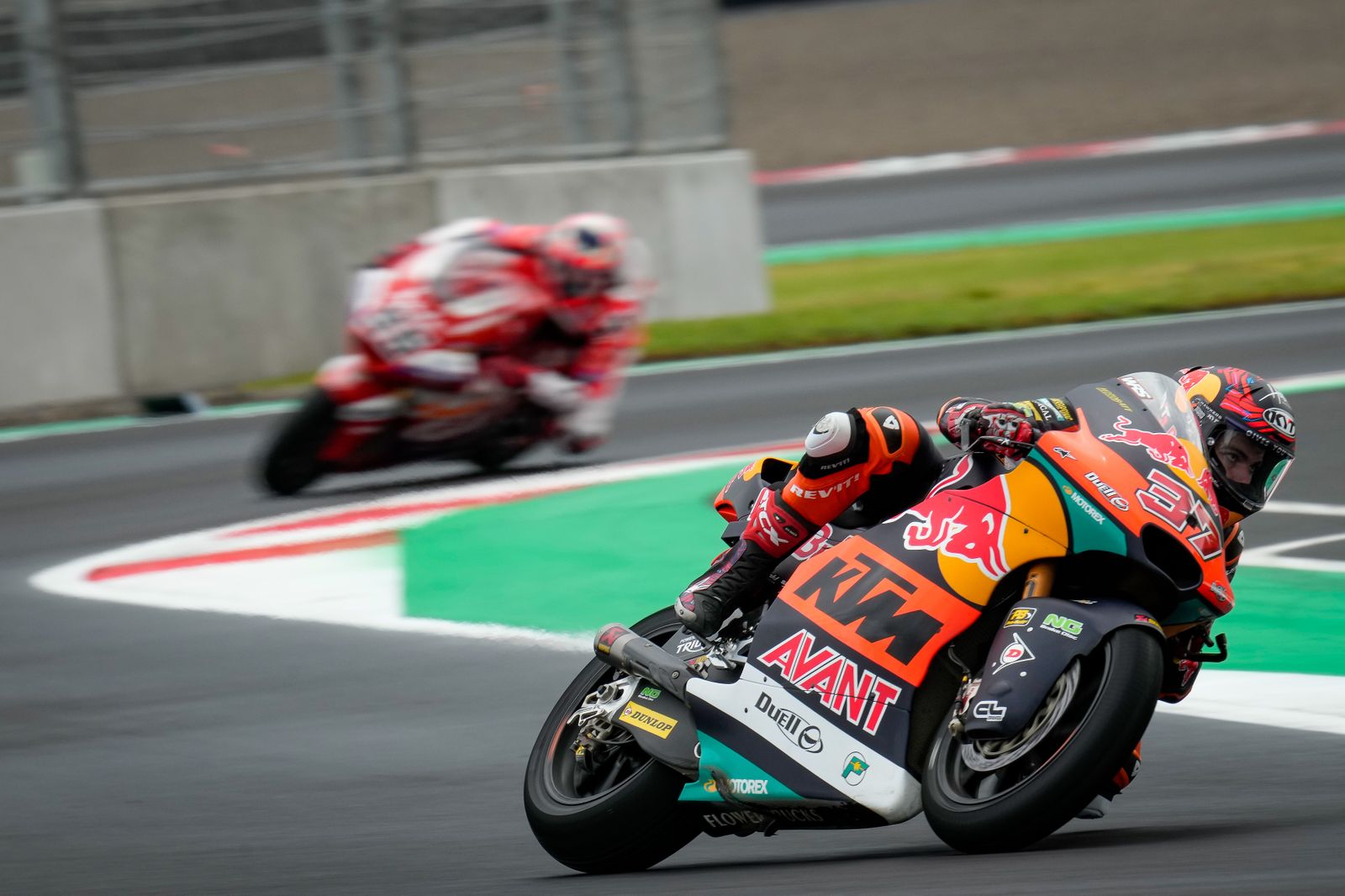 Fernández, compañero de Acosta, 2º en parrilla de Moto2 y de fondo Dixon.