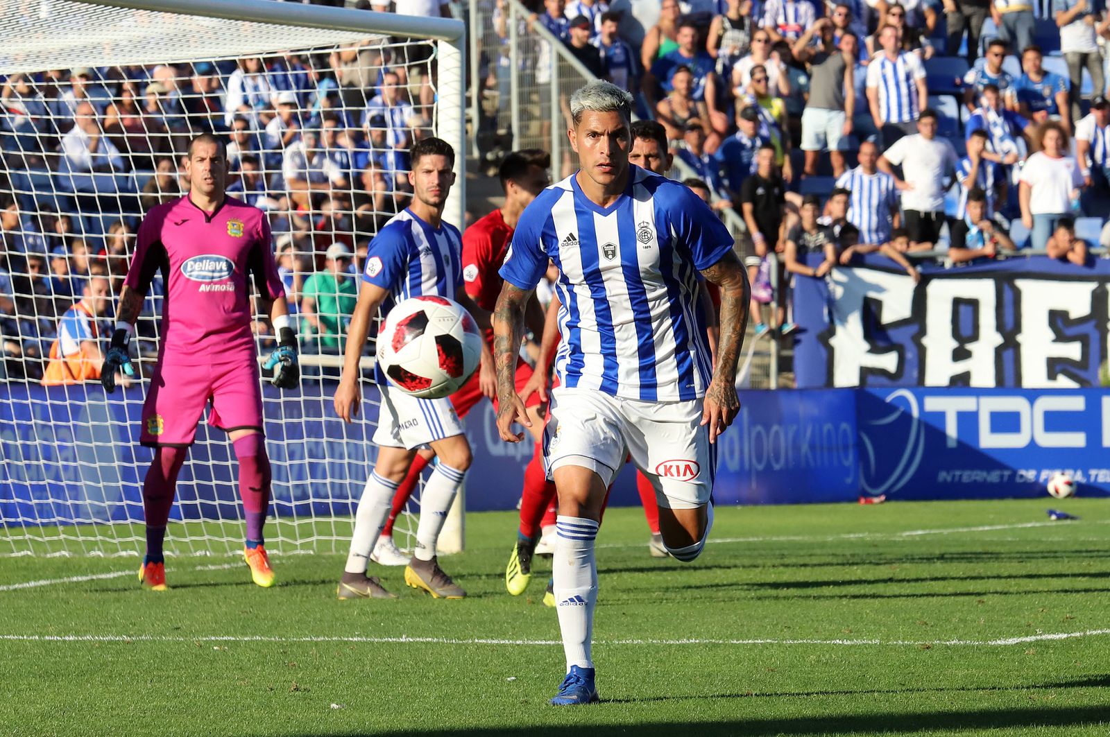 Jesús Valentín corre hacia el balón en un momento del encuentro ante el Fuenlabrada del ‘play off’ de la temporada 18/19.