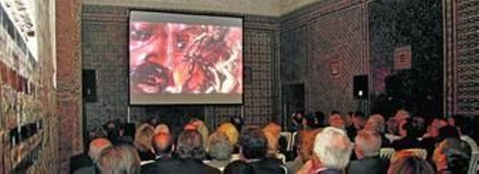 Imagen de la proyección de la película en el salón del Pretorio de la Casa de Pilatos.