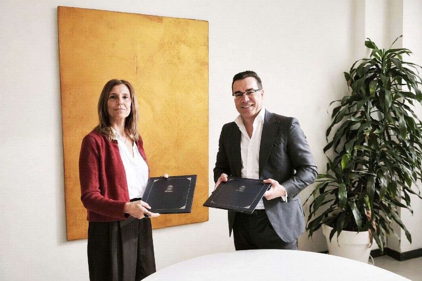 El Ayuntamiento de Las Rozas y la Fundación Mundial de la Felicidad firman el documento para celebrar el Festival Mundial de la Felicidad.