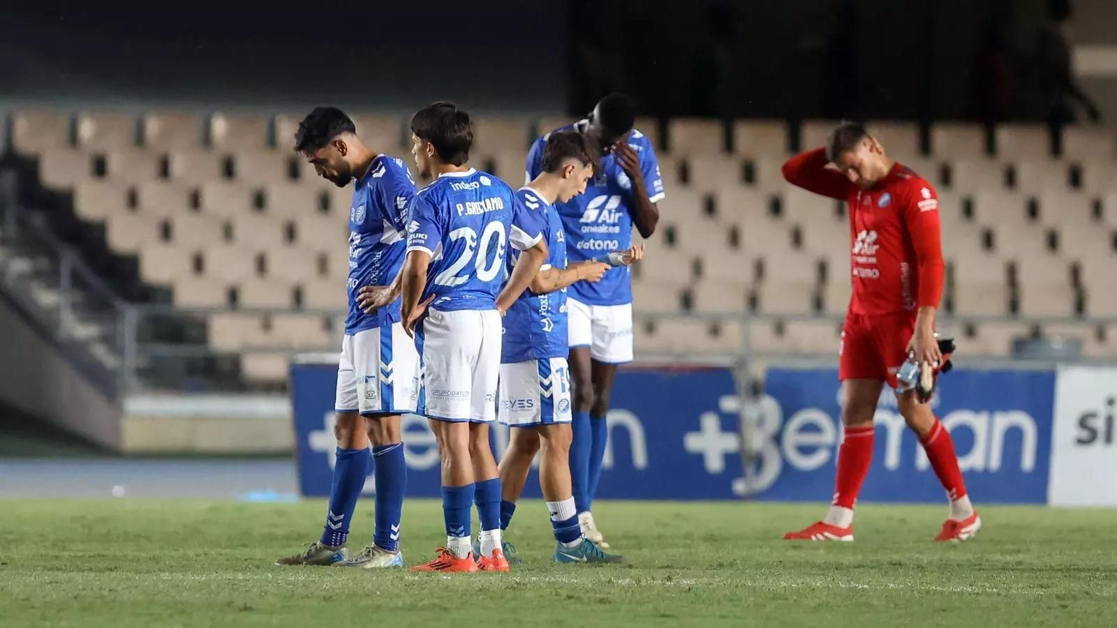 Jugadores del Xerez DFC, cabizbajos tras el empate contra el Águilas.