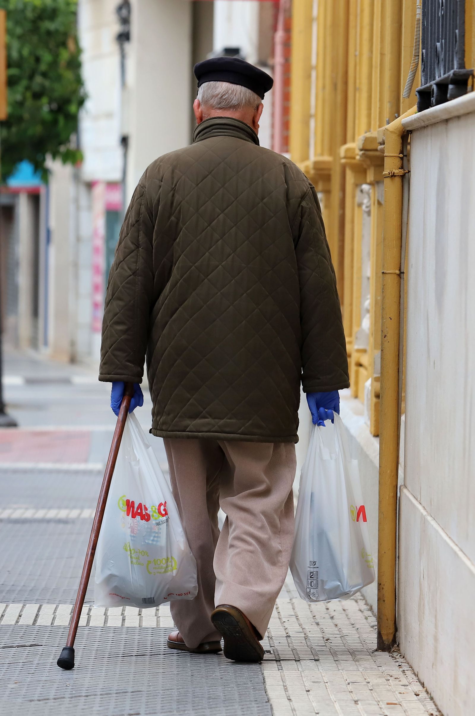 Imágenes de la actividad en las pequeñas tiendas de alimentación, fruterías y pescaderías