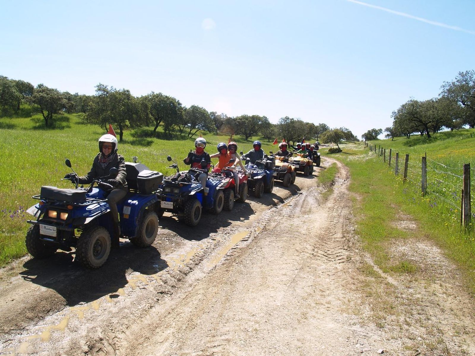 Varias personas participan en una ruta en quad.