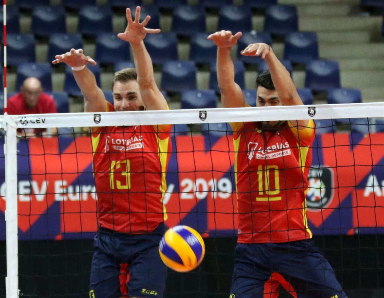 Villena (13) salta en un bloqueo en el España-Austria.