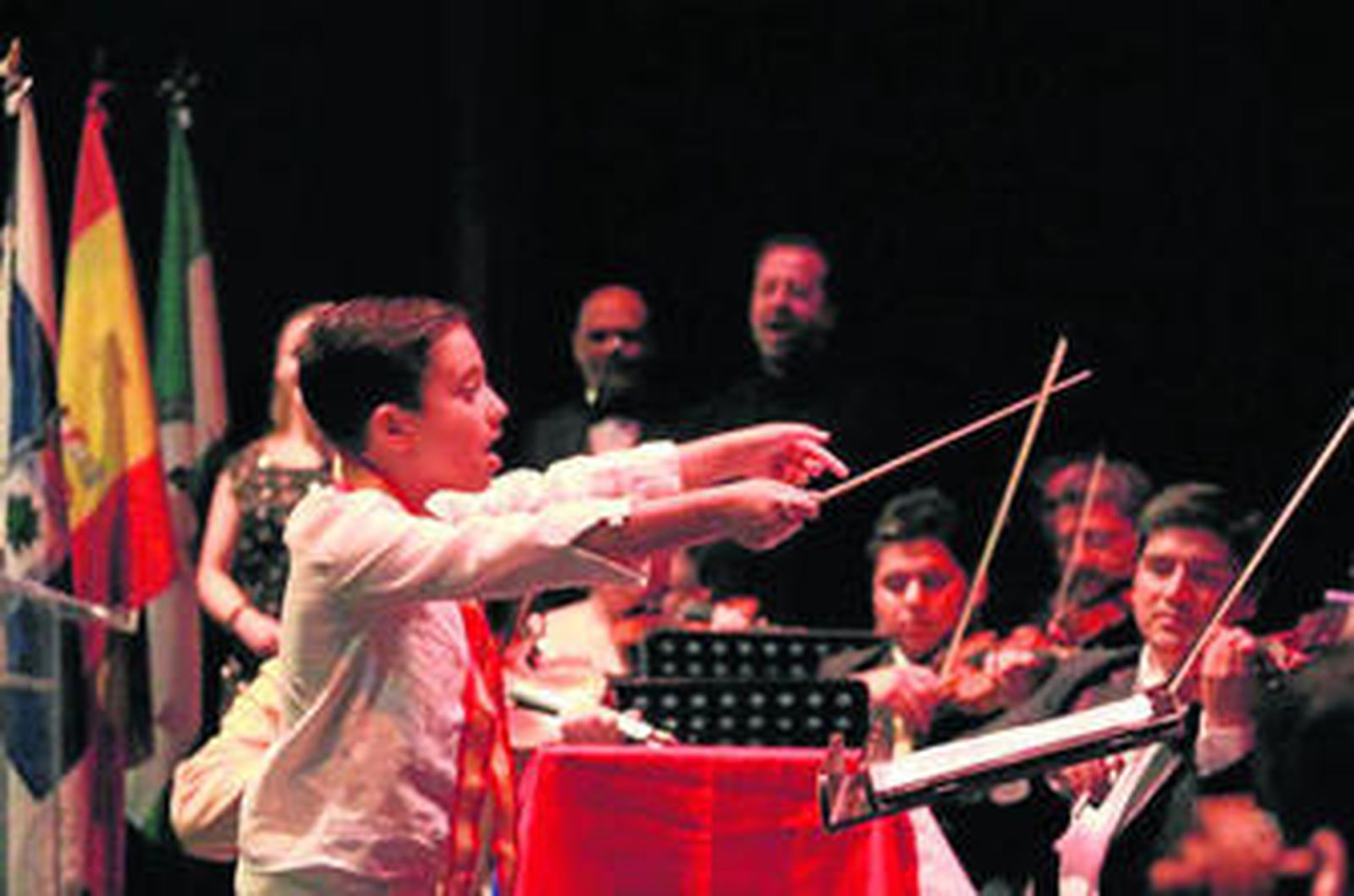 Francisco Navarro en un momento de su actuación anoche en el Auditorio de la Casa de Colón.