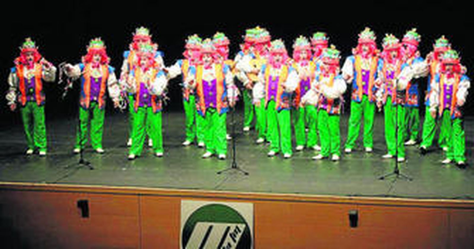 1. La comparsa 'Dulces Tentaciones', que interpretó el pasodoble a Cristóbal Rojas antes de que comenzase la final. 2. 'Palabra de gitano', durante la última semifinal. 3. Omá que sorpreza me voy pa la guardia ingleza'. /Fotos: Paco Guerrero.