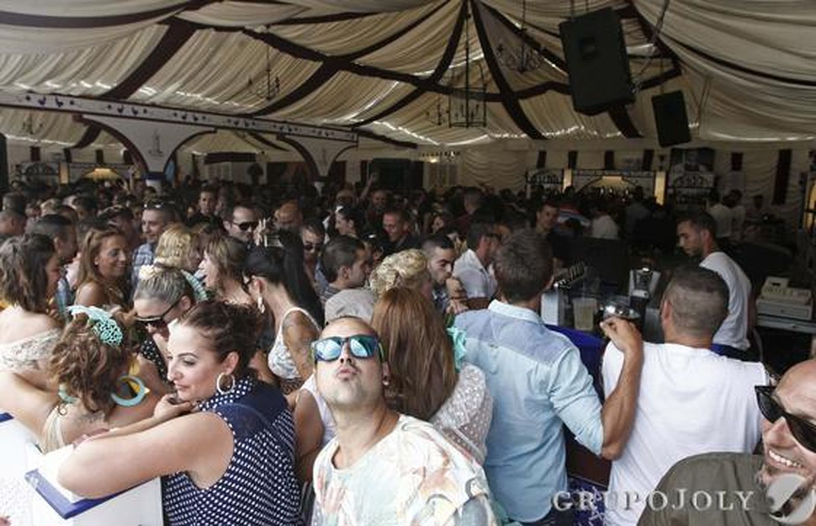 La Feria reúne a miles de personas en su jornada más esperada y en un año en el que se recuerda a Paco de Lucía

Foto: Erasmo Fenoy