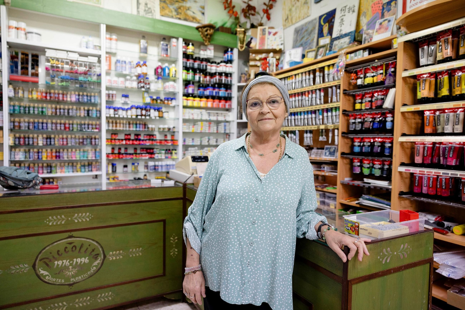 Pepi Sancho en su tienda de bellas artes Piccolita.