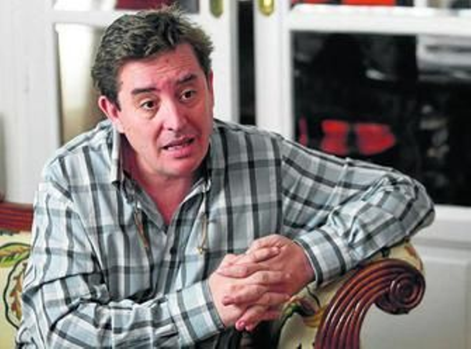 El poeta Luis García Montero, ayer, durante la entrevista.