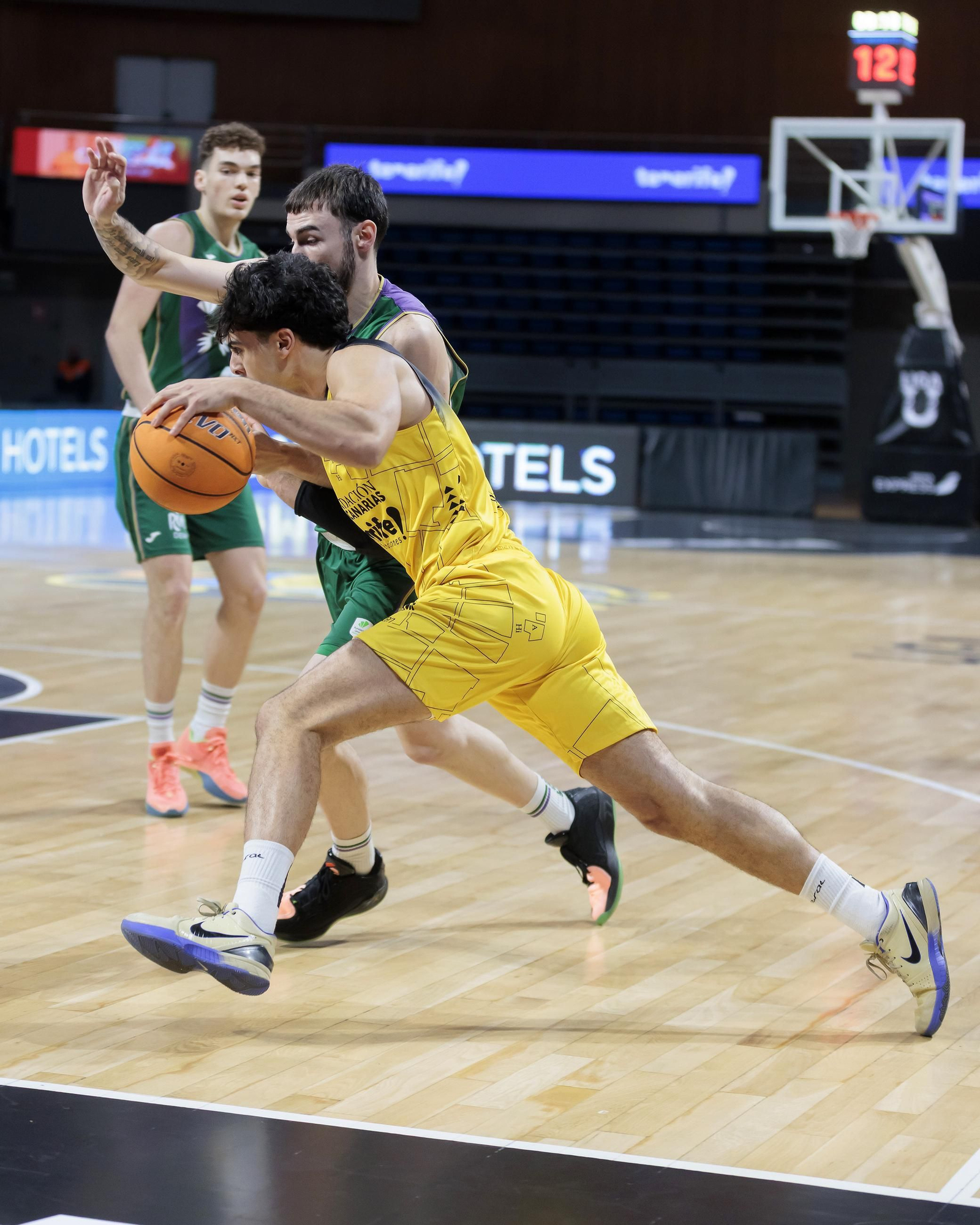 El Unicaja Alhaurín de la Torre conquista La Laguna (66-69)