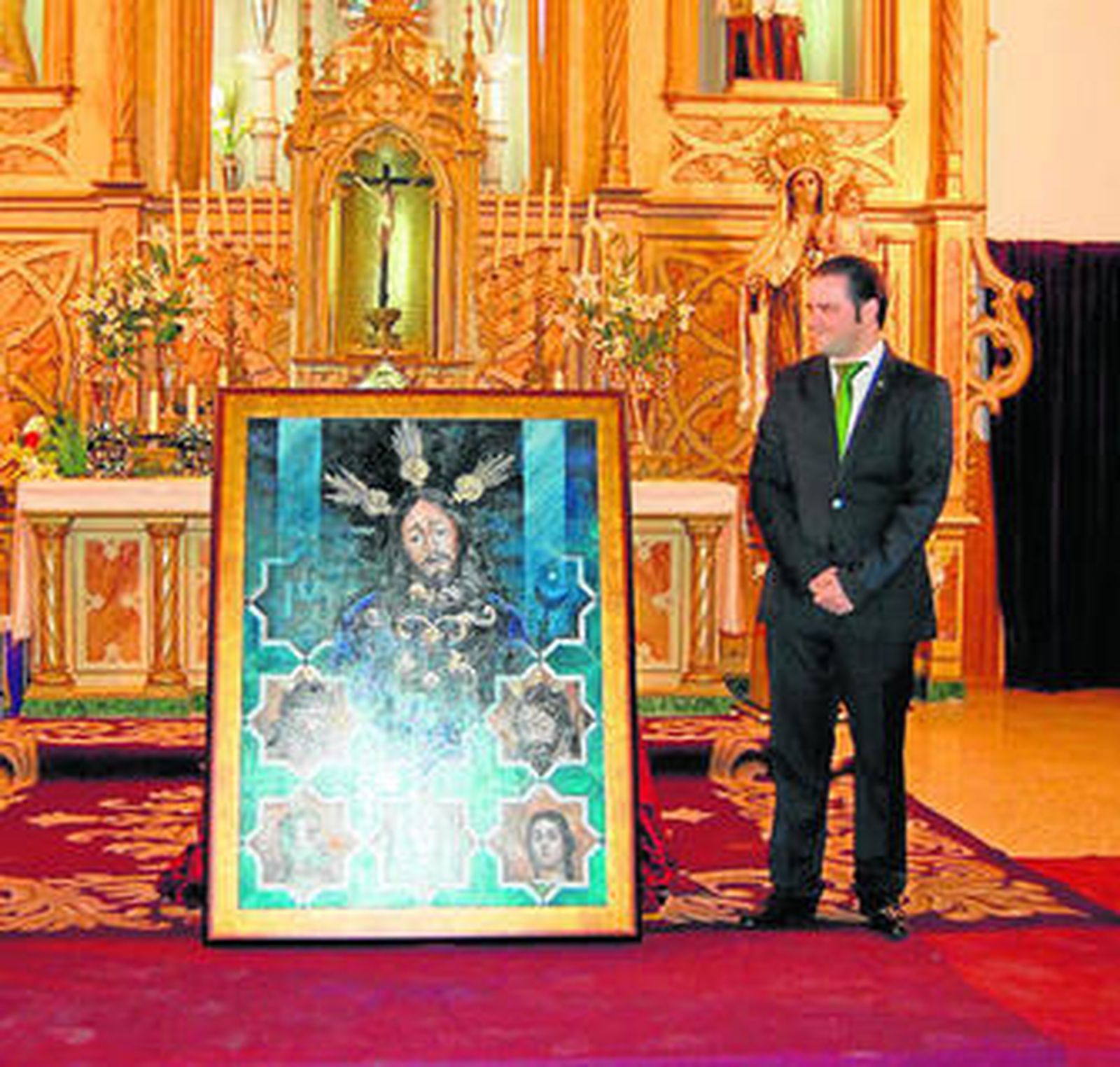 López Marcos posa junto a la obra.