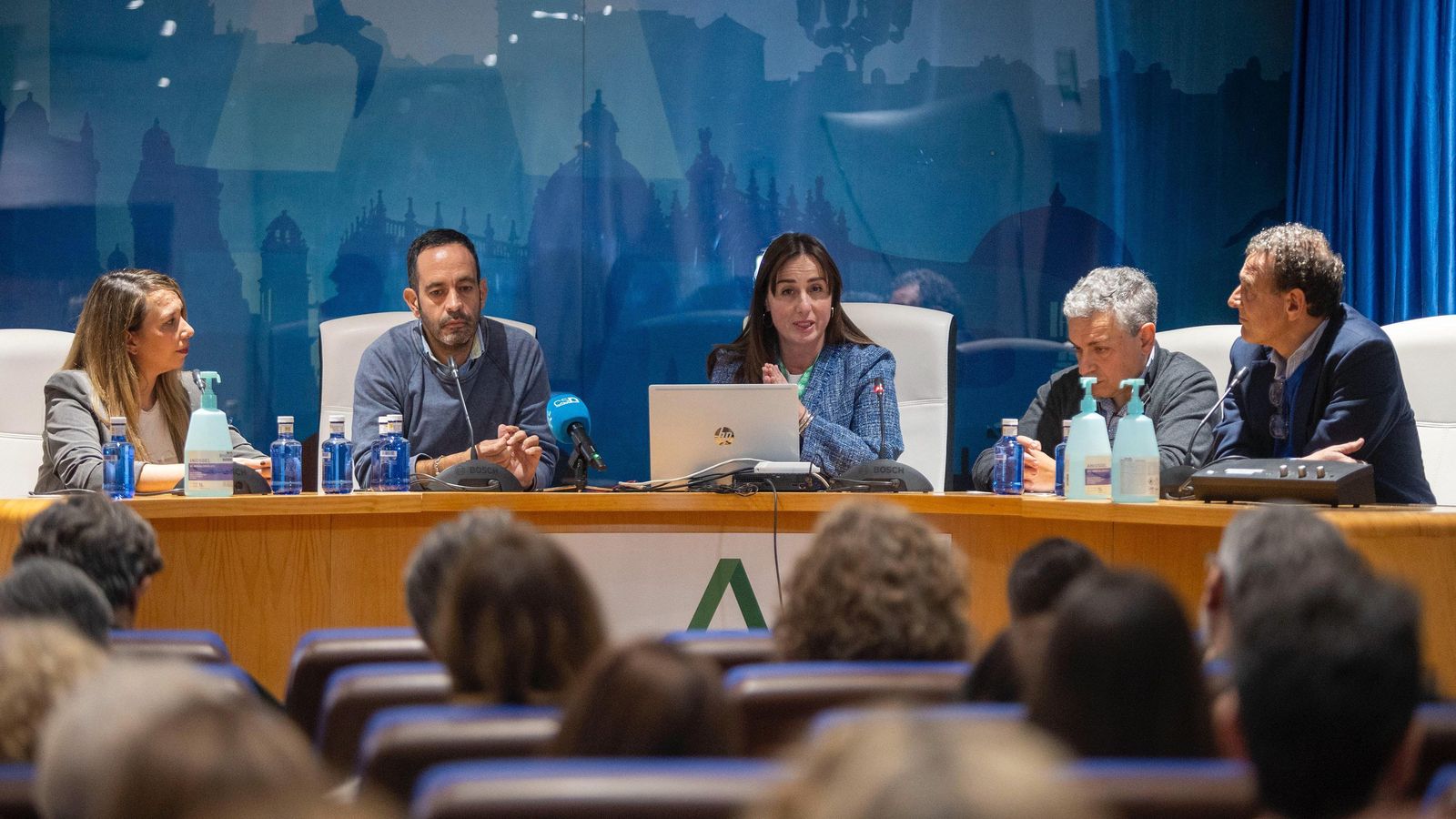 Un momento de la presentación de las Ciudades Compasivas, anoche en el Hospital Puerta del Mar.