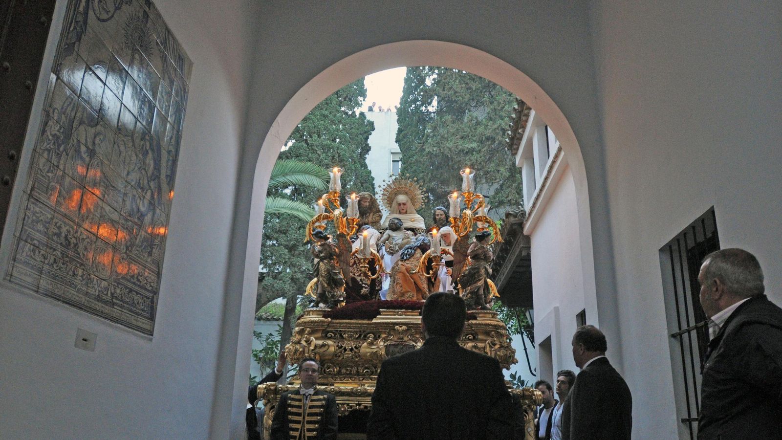 El extraordinario entierro que es el misterio de la Mortaja abandona el compás del convento.