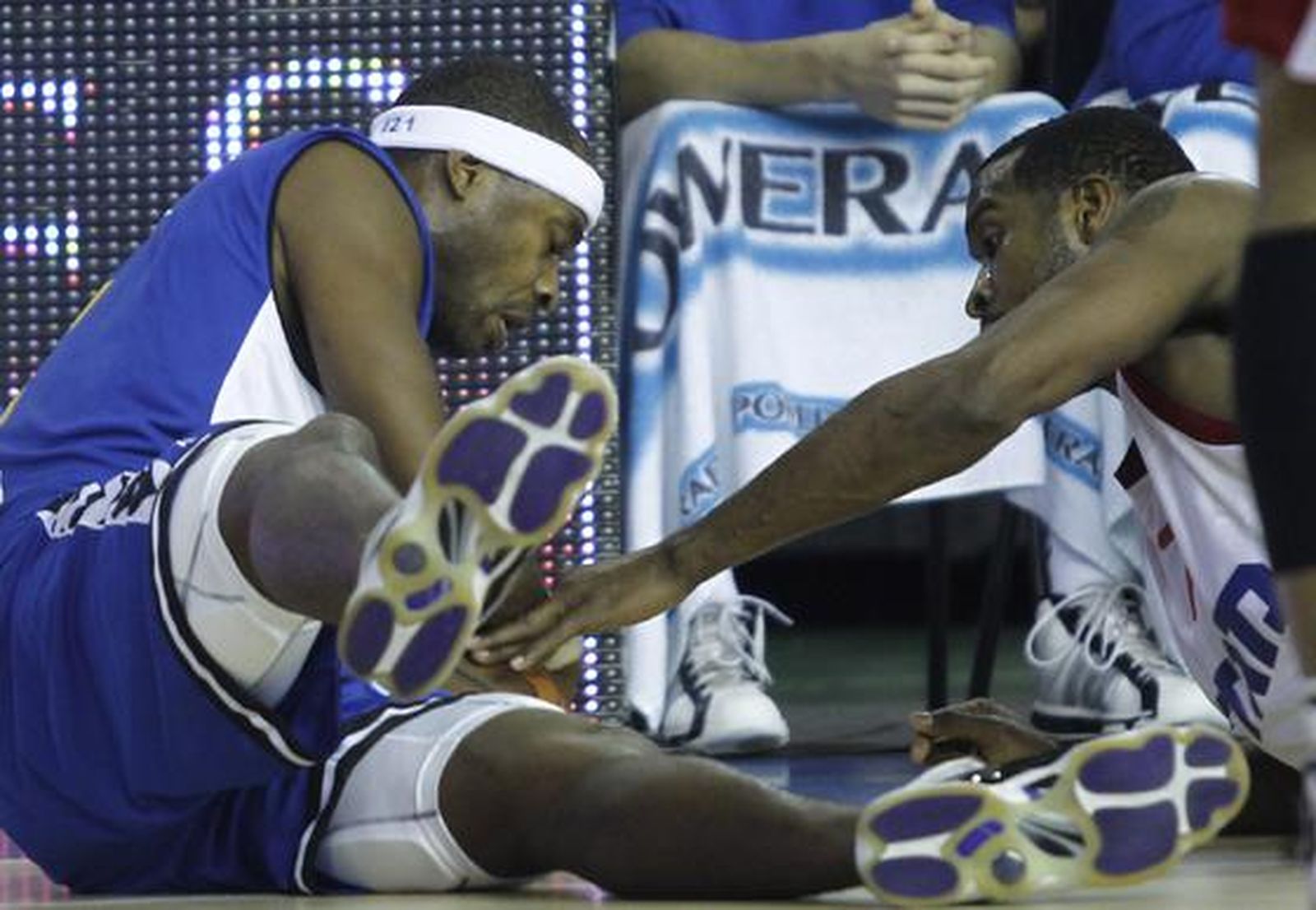 El Cajasol vuelve a perder (72-76), esta vez contra el Hapoel Jerusalén, en un partido con alternativas en el que tuvo en triunfo en sus manos, pero lo dejó escapar.

Foto: Antonio Pizarro