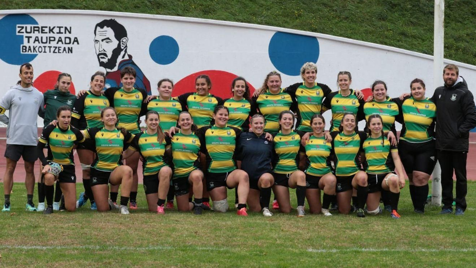 El equipo y sus técnicos posan tras la importante victoria lograda en Eibar. El equipo y sus técnicos posan tras la importante victoria lograda en Eibar.