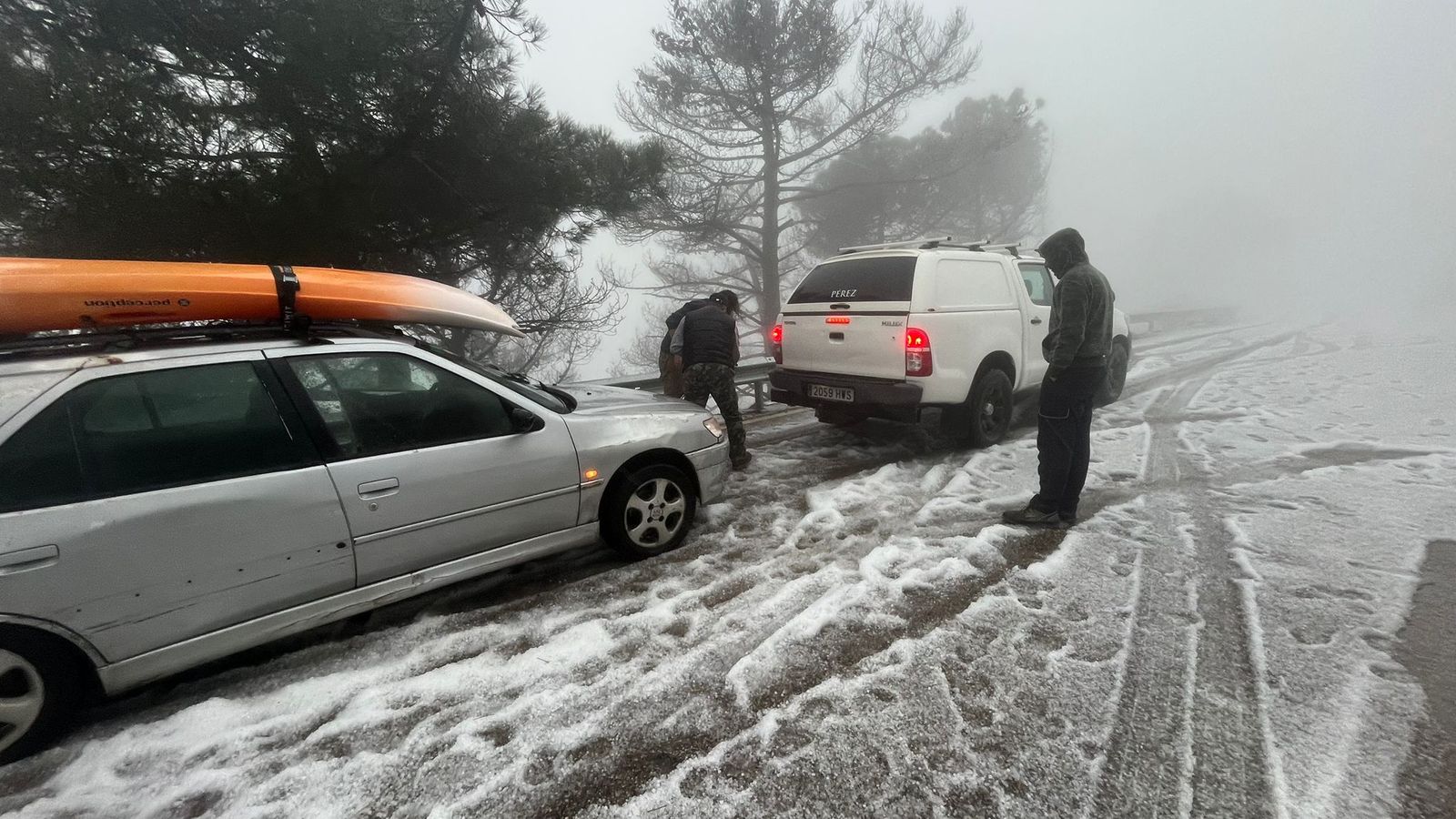 Ayuda a vehículos que se han visto afectados por la nevada en Peñas Blancas