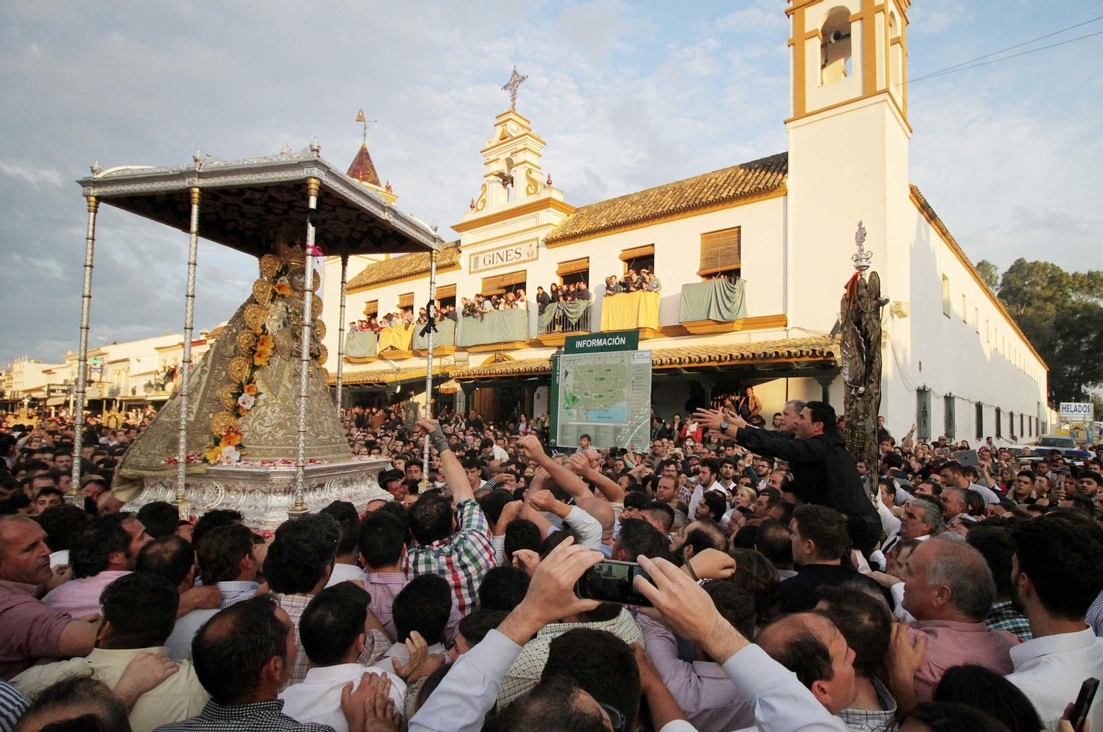 Las imágenes de la procesión de la Virgen del Rocío por la aldea en el Lunes de Pentecostés