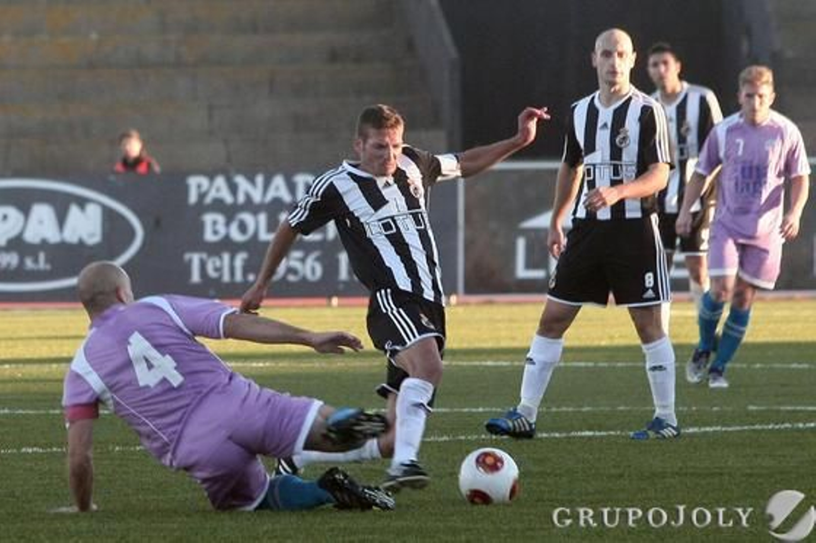 La Balona tropieza en el Municipal (1-2) y deja pasar una oportunidad de cazar al cuarto

Foto: Paco Guerrero