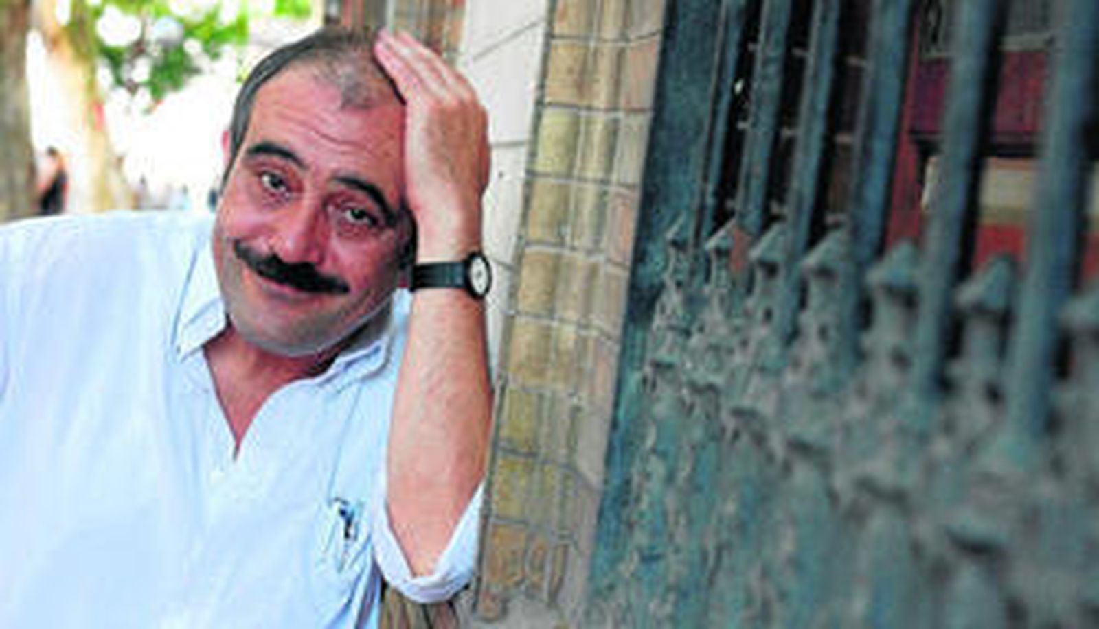 Rafael Reig (Cangas de Onís, 1963), ayer en una calle del centro de Sevilla, momentos antes de realizar la entrevista.