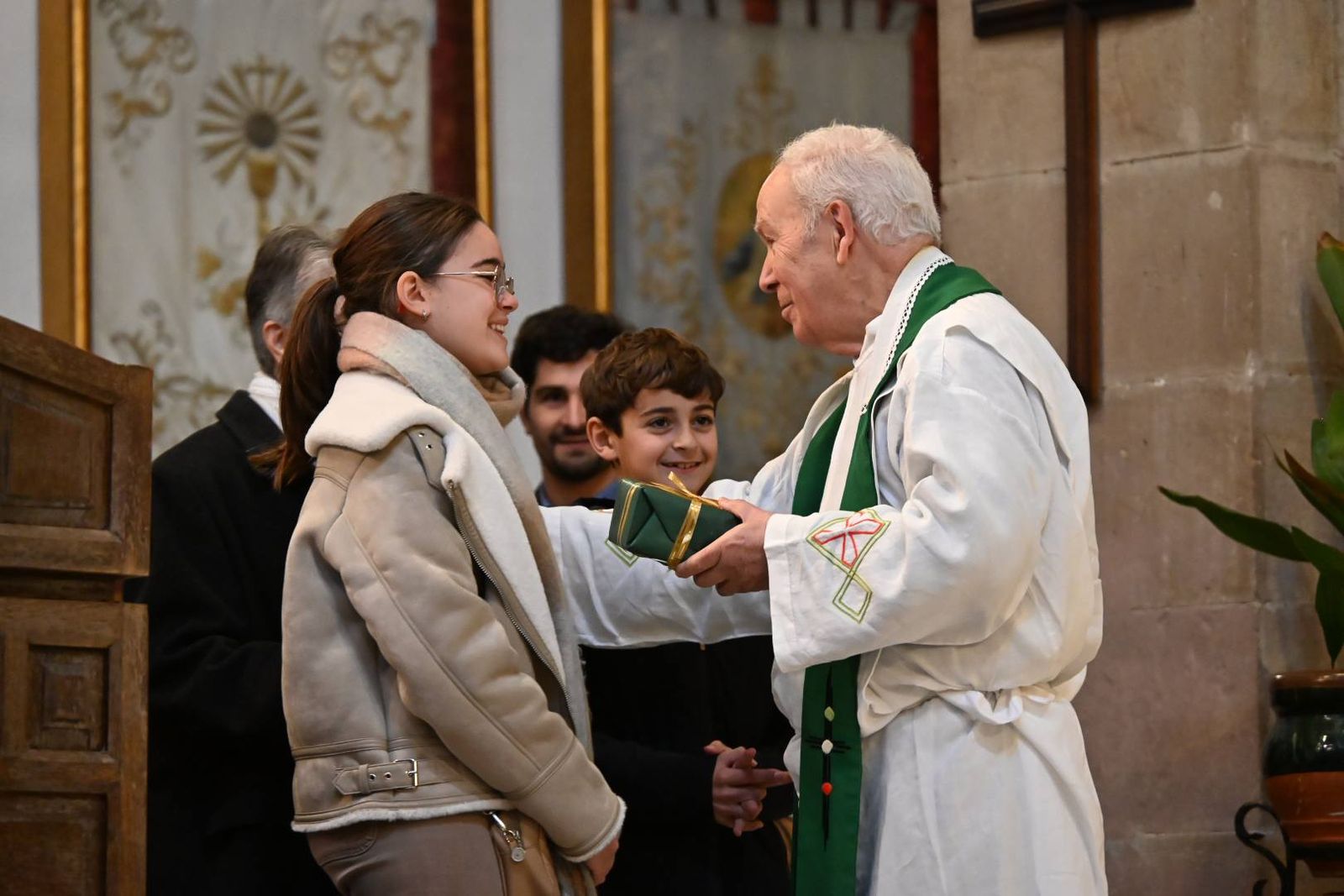 Las imágenes del homenaje de Villa del Río a su párroco emérito, Manuel Tirado Fernández
