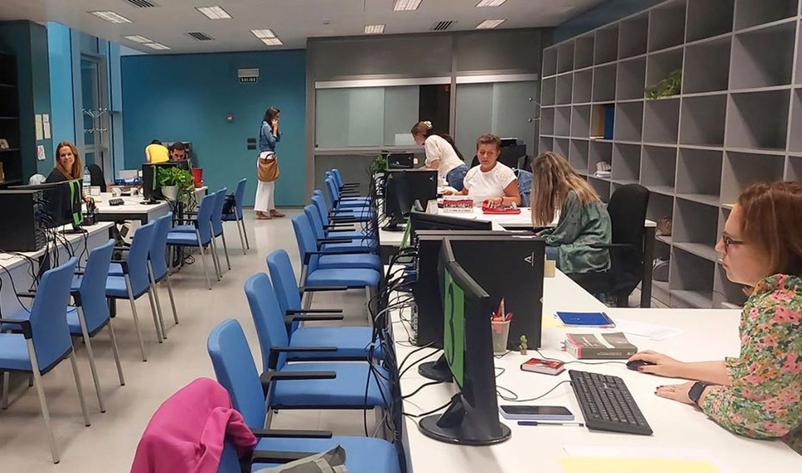 Funcionarios de la Junta en sus puestos de trabajo.